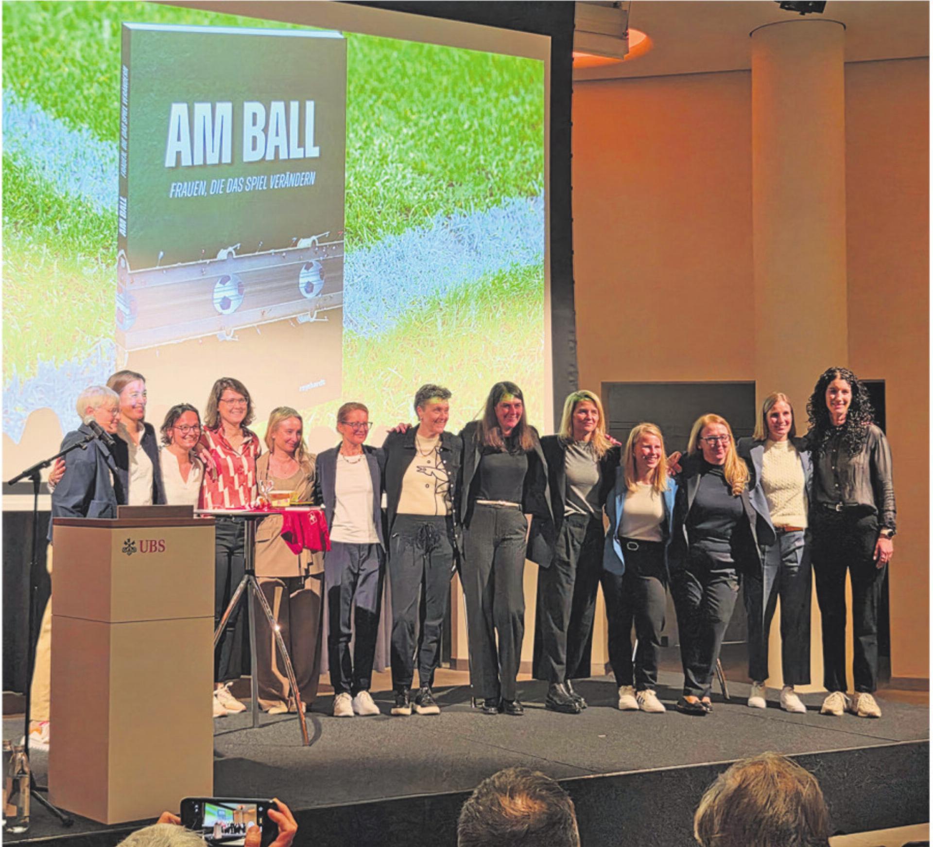 Am Ball – Weibliche Führung im Spitzenfussball - Das Bild wird blockiert. – Möglicherweise durch einen aktiven Adblocker.