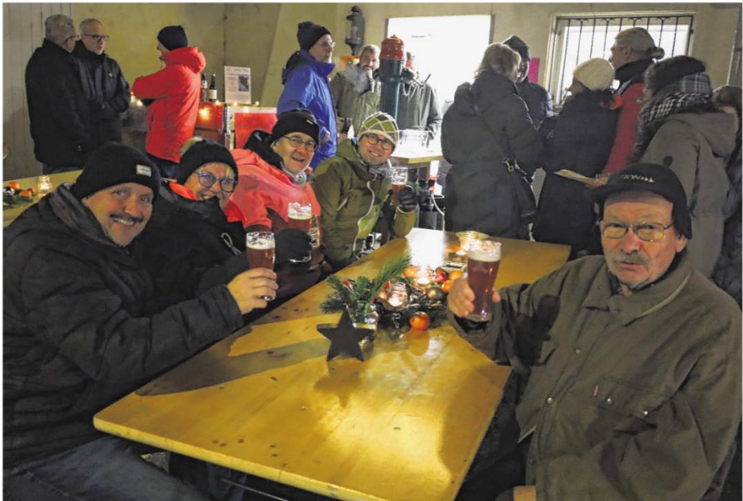Zum Wohl! An diesem Tisch wird auf einen gelungenen Adventsapéro angestossen. Fotos: Alan Heckel Zum Wohl! An diesem Tisch wird auf einen gelungenen Adventsapéro angestossen. Fotos: Alan Heckel