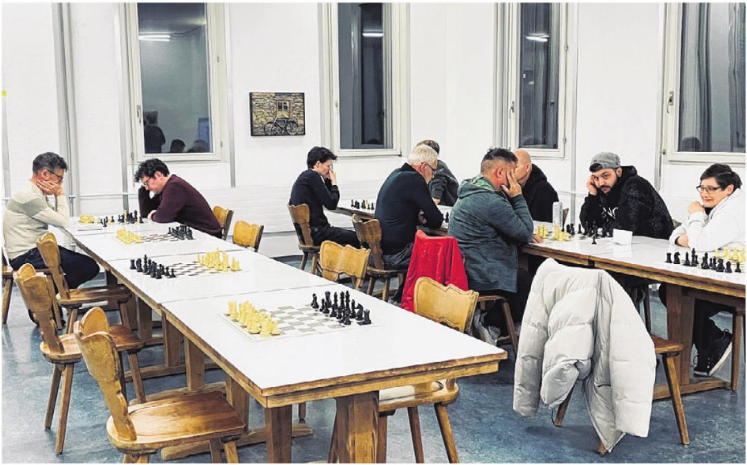 Der Schachclub spielt im ersten Stock des Swisscom-Gebäudes, wo den Spielern ein grosser Raum zur Verfügung steht. Der Schachclub spielt im ersten Stock des Swisscom-Gebäudes, wo den Spielern ein grosser Raum zur Verfügung steht.