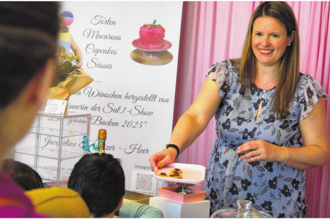 Jacqueline Schweizer‑Heer erfüllt sich ihren Traum und bringt mit viel Herzblut süsse Kreationen und ein Stück Zauber an die Wanderstrasse. Jacqueline Schweizer‑Heer erfüllt sich ihren Traum und bringt mit viel Herzblut süsse Kreationen und ein Stück Zauber an die Wanderstrasse.