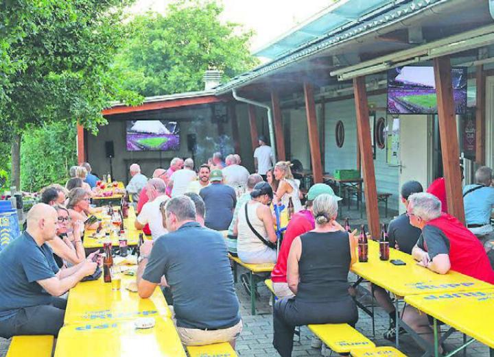 Am Public Viewing im Clubhaus auf der Sportanlage Känelmatt in Therwil wurde mit der Frauen-Nati mitgefiebert. Foto: Alan Heckel