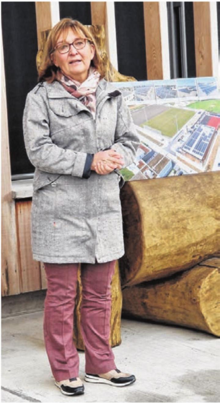 Gemeindepräsidentin Sibylle Muntwiler bei ihrer Dankesrede an Hans Weber.