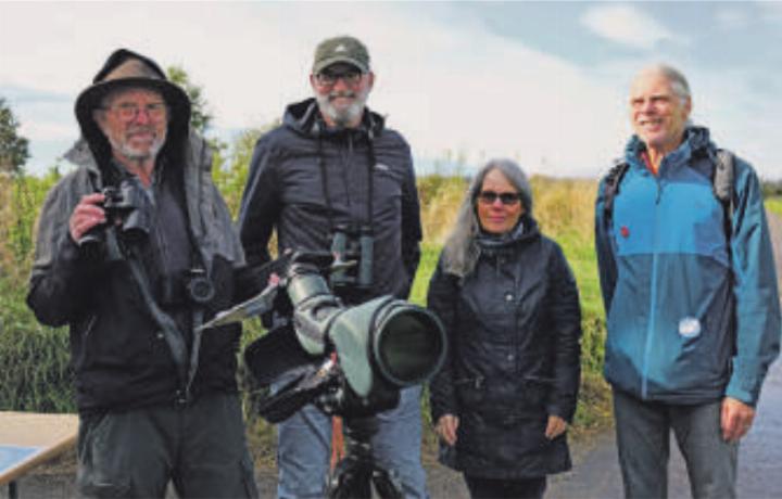 Gute Stimmung: Roland Steiner und Roelof Kistemaker vom Natur- und Vogelschutzverein Oberwil posieren mit den interessierten Standbesuchern Monika Schwaller und Andi Hodel (von links). Fotos: Alan Heckel