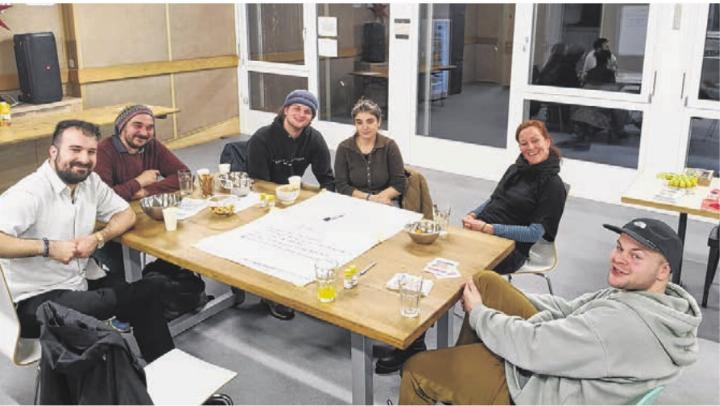 Interessierte junge Erwachsene am Mitwirkungsanlass im Jugendkulturhaus.