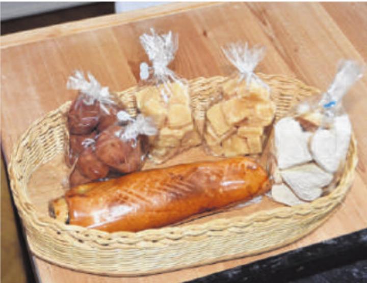 Marzipanhärdöpfeli, Rahmtäfeli, Birnenweggen und Anisbrötli nach Familienrezept. Foto: Stefan Fehlmann Marzipanhärdöpfeli, Rahmtäfeli, Birnenweggen und Anisbrötli nach Familienrezept. Foto: Stefan Fehlmann