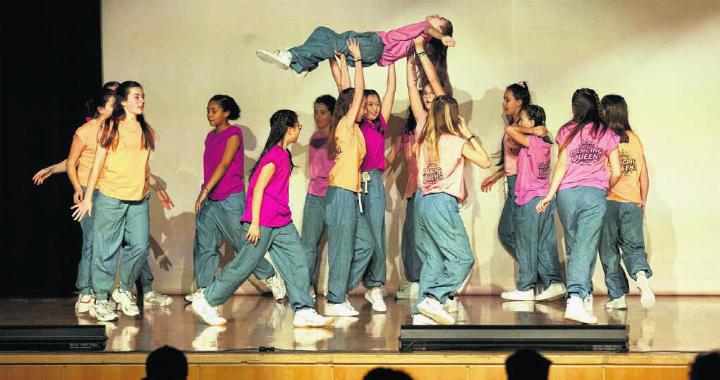 Die Therwiler Tanzgruppe «Dancing Queens» schaffte es am School Dance Award in Pratteln auf den zweiten Platz und qualifizierte sich damit fürs Nordwestschweizer Finale. Foto: fotodesign-haller.ch