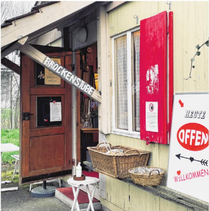 In der Therwiler Brocki laden bunte Blumen, erste Osterdekorationen und sorgfältig ausgewählte Trouvaillen zum Entdecken ein. 
Fotos: Chantal Zoelly