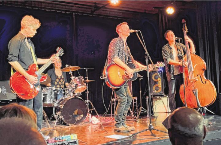 Die Basler Band Mistral sorgte in der Aula des Wilmatt Schulhauses für einen gelungenen Start ins neue Jahr.