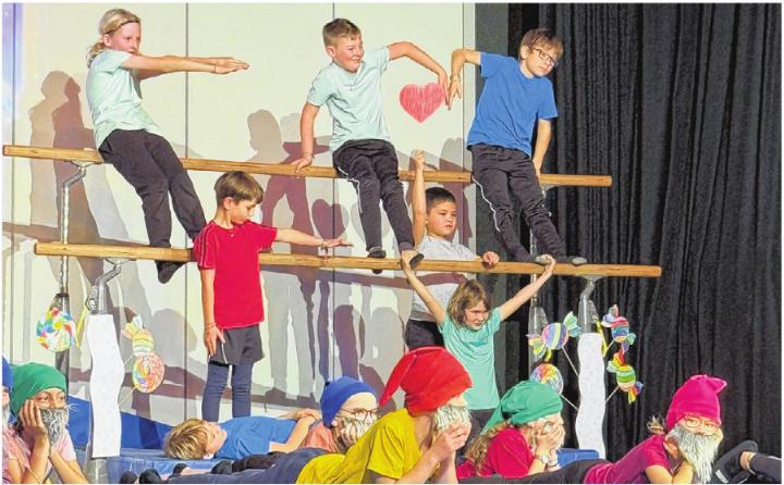 Der TV Ettingen feierte seinen Turnerabend unter dem Motto «TV Ettingen im Wunderland». Foto: Gregor Szyndler