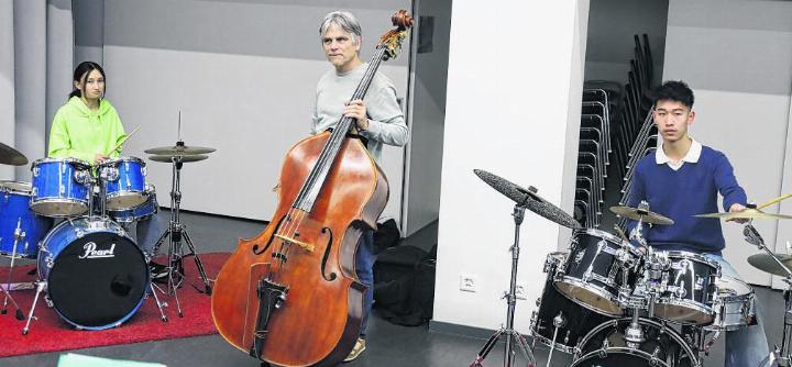 Impressionen von der Jazz-Session im Burggartenschulhaus: Alle legten sich über zwei Stunden lang mächtig ins Zeug und erarbeiteten gemeinsam mehrere Stücke. Fotos Alan Heckel