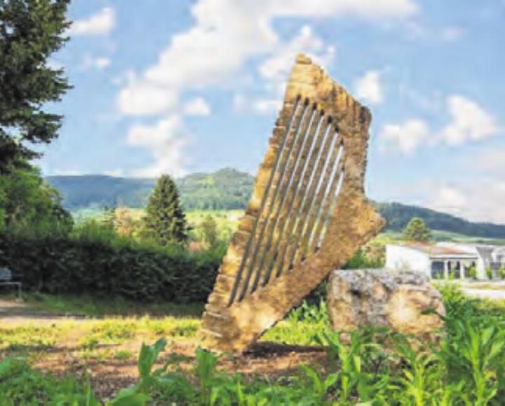 René Küng: Grosse Steinharfe, 2014, Kalkstein, H 360 cm Foto: Barbara Jung