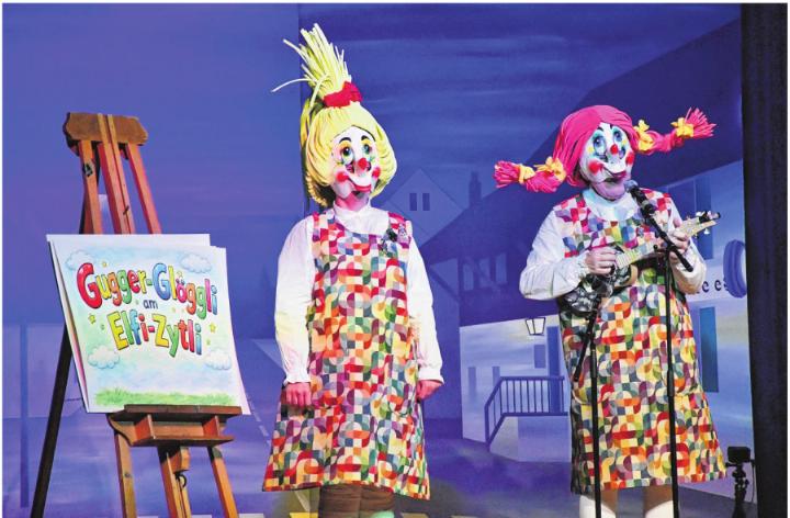 Das Elfi-Glöggli eröffnet den Abend und überzeugt mit guten Pointen und lokalem Bezug. Das Elfi-Glöggli eröffnet den Abend und überzeugt mit guten Pointen und lokalem Bezug.