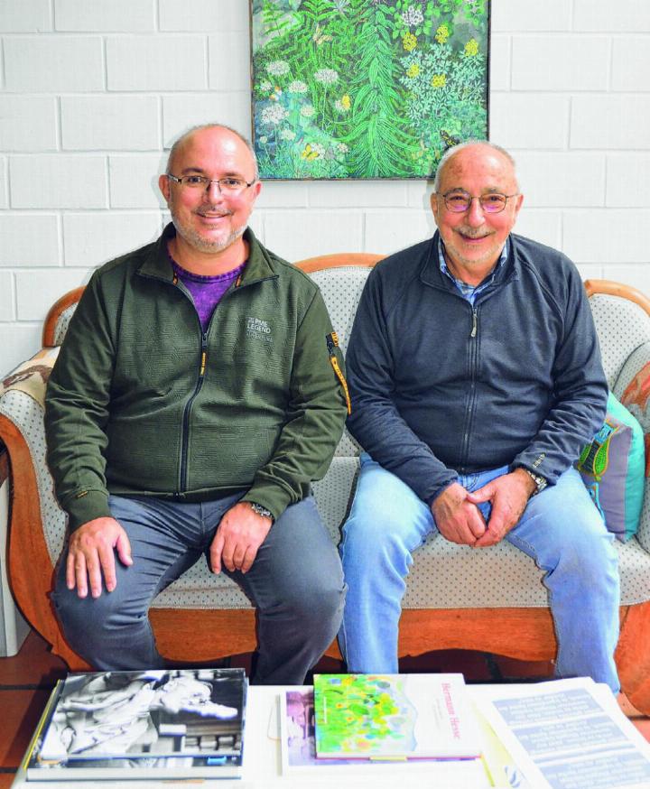 Haben Hermann Hesse nicht nur im Stammbaum, sondern auch im Herzen: Martin (links) und Hanspeter Siegenthaler-Hesse. Foto: Stefan Fehlmann