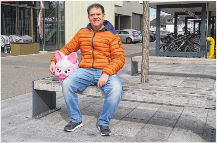 Tristan Faes, abtretender Präsident des Fasnachtskomitees Therwil. Das Säuli ist eine frühere Larve seiner Wagenclique «Schiinheilige». 
Fotos: Tobias Gfeller/Gschwind Fotografie
