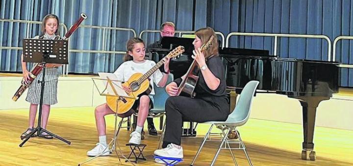 Beim «Gitarre plus» - Konzert stand das Kammermusikrepertoire mit Gitarre ganz im Mittelpunkt – unter anderem mit seltenen Besetzungen wie Fagott, Gitarre und Klavier. Nebst den Beiträgen der SchülerInnen waren auch musikalische Perlen, interpretiert von den Lehrpersonen der Musikschule, zu hören.