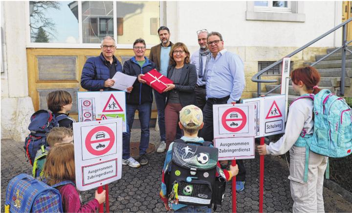 Ein Päckli mit den Anliegen von 911 besorgten Ettingerinnen und Ettingern: Daniel Schlatter und Martin Thüring übergeben Ruben Kiefer, Sibylle Muntwiler, Patrick Widmer und Georg Brodmann (von links) die gesammelten Unterschriften. Foto: Alan Heckel Ein Päckli mit den Anliegen von 911 besorgten Ettingerinnen und Ettingern: Daniel Schlatter und Martin Thüring übergeben Ruben Kiefer, Sibylle Muntwiler, Patrick Widmer und Georg Brodmann (von links) die gesammelten Unterschriften. Foto: Alan Heckel