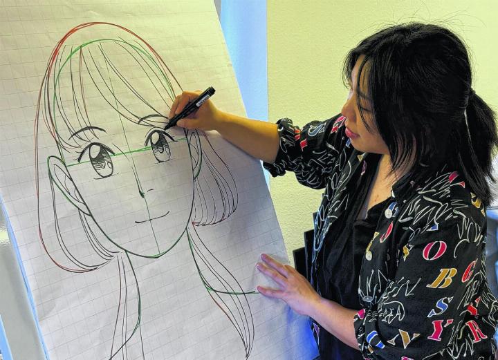 Manga-Künstlerin Simone Xie begeistert Zeichenfans in der Gemeindebibliothek Therwil mit ihrem beliebten Workshop. Foto: Gregor Szyndler