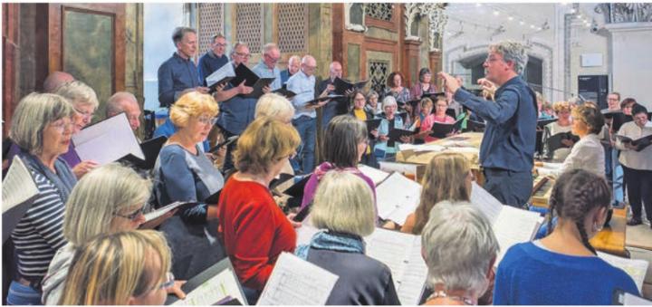 Studienchor Leimental tritt im Salzburger Dom auf, unter der Leitung von Sebastian Goll. Foto: Hans-Peter Rudin