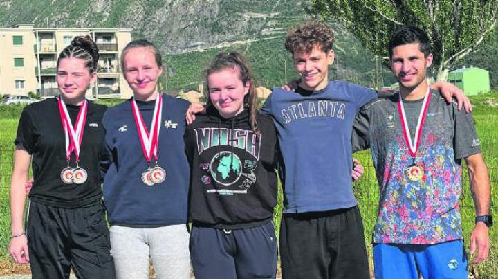 V.l.n.r Leonie Strösslin, Felicitas Dathe, Delia Speiser, Noah Sägesser, Gabriel Frei