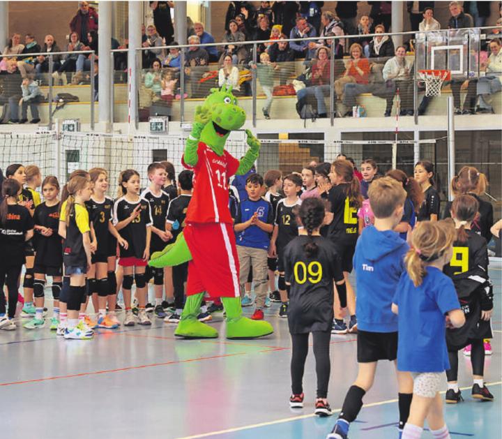 Maskottchen «Vollito» begeisterte die Volleyball-Kinder. Foto: Sinia und Simon