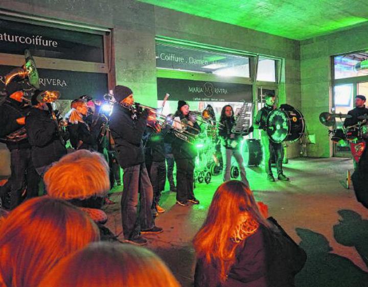 Die Wagenclique «99er Wildsäu» präsentiert die frisch getauften Fasnachtsfiguren – eine Wildsau und ein Waggis mit dünner Haarpracht.