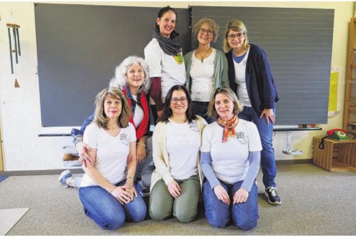 Sieben Zehntel des Schnäggehüsli-Teams am Tag der offenen Tür: stehend (v. l.): Tina Burla, Nadia Massoletti, Rebekka Schütz; kniend (v. l.): Jolanda Portmann, Yvonne Wehrli-Sempach, Diogena Jäger, Corinne Anderegg. Fotos: Alan Heckel