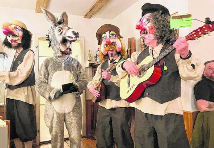 Die Oberwiler Schnitzelbänkler, hier die «Steibuggler», reimten wieder einmal mit spitzer Feder, und das sehr zur Freude des Publikums.