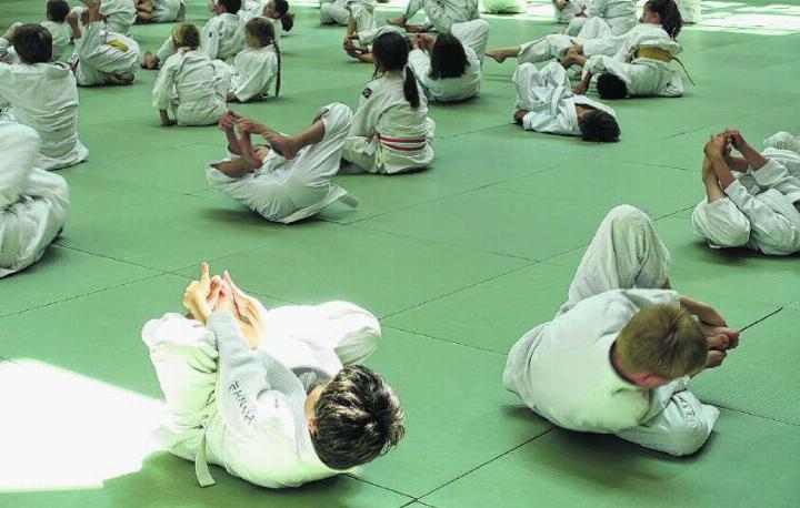 Kinder aus der ganzen Schweiz reisen zum Aikido-Trainingstag ins Schulhaus Burggarten in Bottmingen, um sich in der Kampfkunst Aikido zu üben.