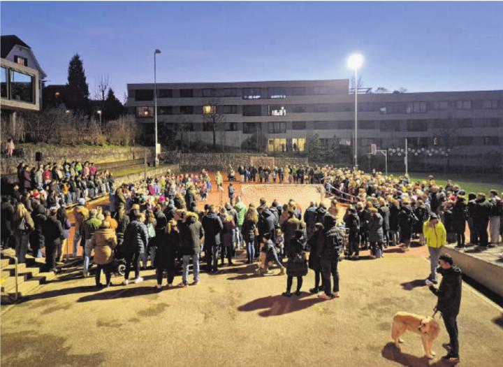 Rund 200 Kinder des Schulhauses Talholz singen beim erstmals unter freiem Himmel durchgeführten Adventssingen gemeinsam Weihnachtslieder. Tobias Gfeller Rund 200 Kinder des Schulhauses Talholz singen beim erstmals unter freiem Himmel durchgeführten Adventssingen gemeinsam Weihnachtslieder. Tobias Gfeller