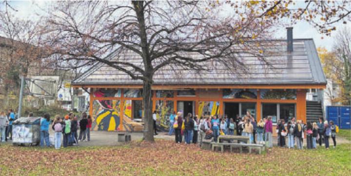 80 Mädchen* an der Happy Oase im Palais noir. 80 Mädchen* an der Happy Oase im Palais noir.