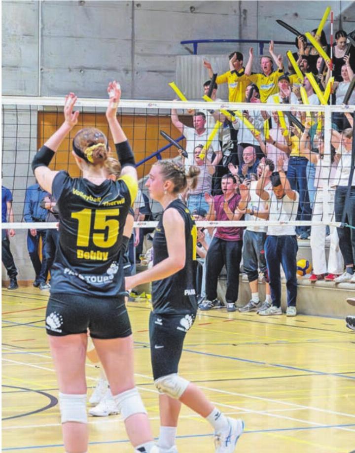 Gelbschwarze Kulisse für Therwil in Porrentruy.  Foto: Heinz Schmid