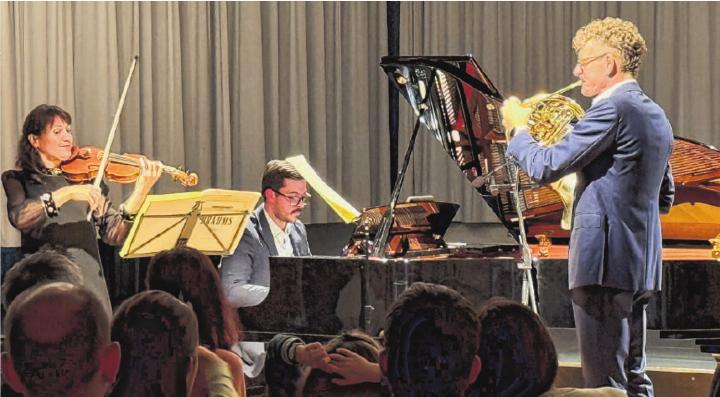 Violinistin Vera Landtwing, Pianist Jansen Morehouse und Hornist Lars Magnus beim Vorstellungskonzert. Foto: Gregor Szyndler Violinistin Vera Landtwing, Pianist Jansen Morehouse und Hornist Lars Magnus beim Vorstellungskonzert. Foto: Gregor Szyndler