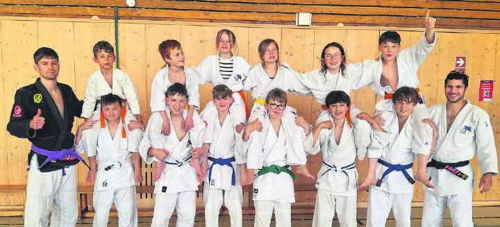 Die Teilnehmer vom JV Shiai Dojo Basel: vlnr unten Oli, Lex, Vadim, Frederik, Anselm, Arthur, Julian, Gabriel, oben Oliver, Marlon, Carlotta, Lyn, Elin, David