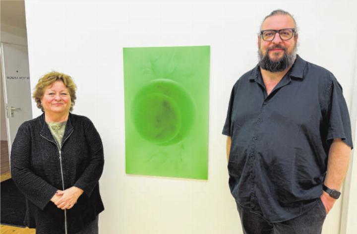 Galeristin Monika Wertheimer mit Fotograf Nicolas Henri vor dessen Lieblingswerk «Eclipse» (2025).