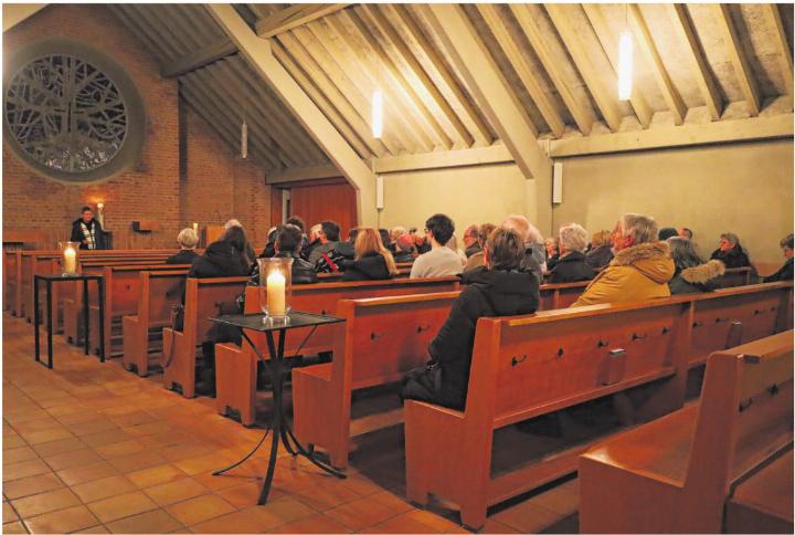 Herzlich willkommen: Doris Schaub (links) begrüsst die Konzertbesucherinnen und -besucher in der Rüti-Kapelle. Fotos: Alan Heckel