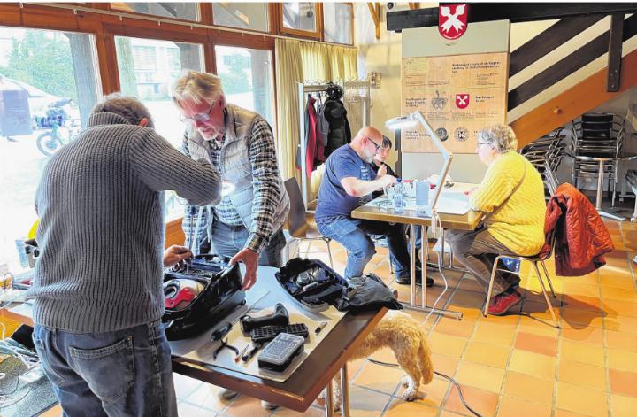 Im Repair Café werden kostenlos bei Kaffee und Kuchen Ihre Lieblingsobjekte repariert.