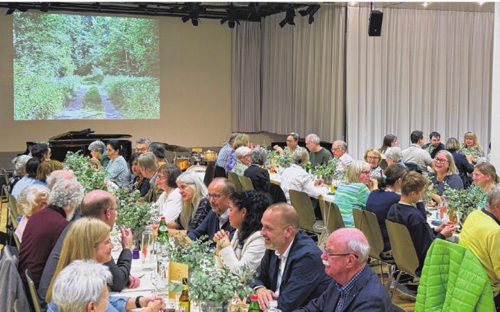 Genuss, Musik und angeregte Gespräche: Beim Bürgeressen in Bottmingen wurde die Aula zum lebendigen Treffpunkt.