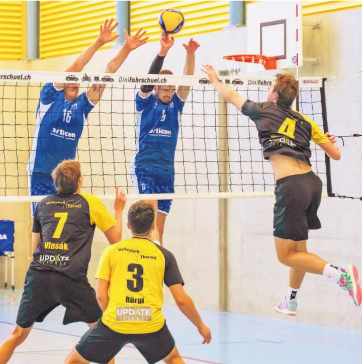 Pierre Barthlott macht Druck am Netz für Therwil. Foto: Heinz Schmid