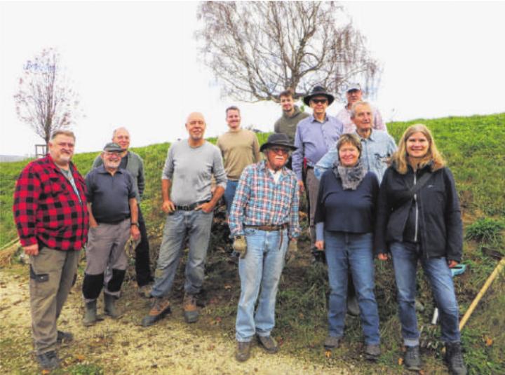 Freiwillige des Weinbauvereins und des Naturschutzvereins Ettingen bepflanzen im Rebberg eine Böschung. 
Fotos: zVg