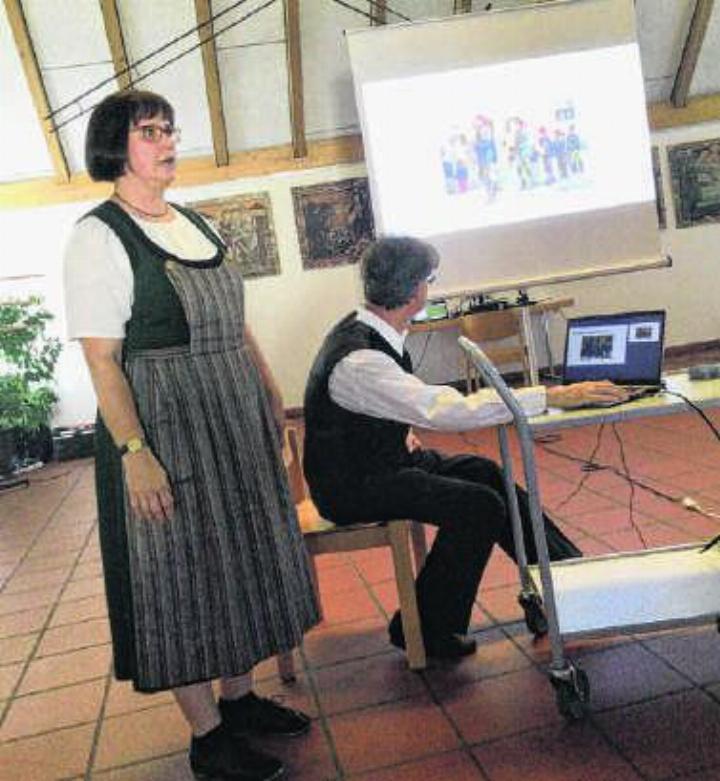 Tanzleiterin Sarah Berger entführt das Publikum mit feinem Gespür in die Vielfalt der Schweizer Volkstänze.