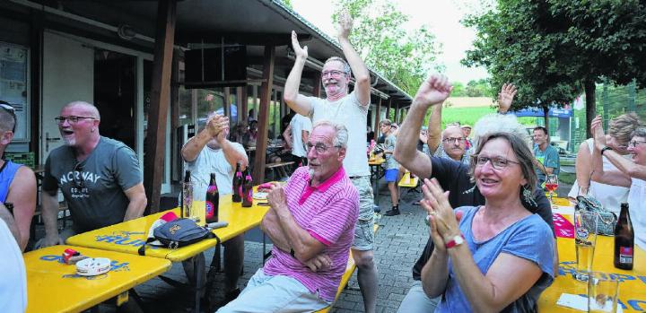 Tor für die Schweiz: Auch am Public Viewing in Therwil wurde mit der Nati mitgefiebert. Foto: Alan Heckel