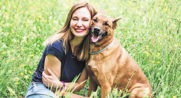 Claudia Lang mit Thor, ihrem letzten Hund aus dem brasilianischen Rudel. Er kam mit 3 Jahren in die Schweiz und ist heute 12 Jahre alt.