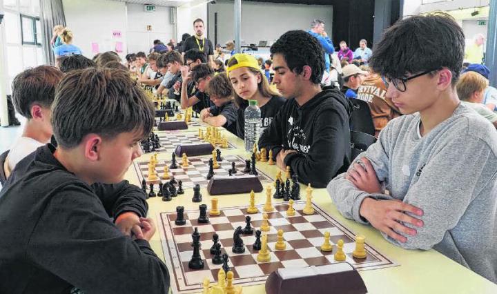 Rastislav, Shreshth und Leonardo (von rechts) spielen in der U18-Mannschaft des SC Therwil.
