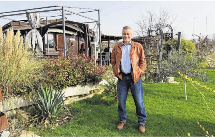 Claude Schwarz, Vereinspräsident des Familiengärtnervereins Bottmingen, in seinem ehemaligen Garten, der seit einigen Wochen einen neuen Besitzer hat. Foto: Nathalie Reichel Claude Schwarz, Vereinspräsident des Familiengärtnervereins Bottmingen, in seinem ehemaligen Garten, der seit einigen Wochen einen neuen Besitzer hat. Foto: Nathalie Reichel