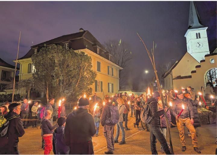 Aufbruchstimmung vor der Kirche, Blick aufs Fasnachtsfeuer, Redlischwinge und in der Ferne die Polarlichter, die dem Feuerspektakel kaum Konkurrenz machten. Fotos: Nathalie Reichel Aufbruchstimmung vor der Kirche, Blick aufs Fasnachtsfeuer, Redlischwinge und in der Ferne die Polarlichter, die dem Feuerspektakel kaum Konkurrenz machten. Fotos: Nathalie Reichel