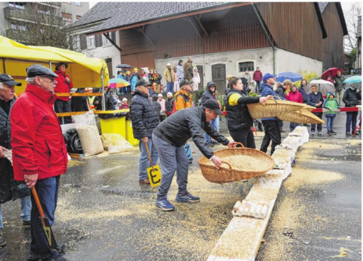 Mit Geschick, Tempo und Teamgeist kämpfen sich die jungen Sportlerinnen und Sportler beim Therwiler Eierleset Richtung Wanne. Mit Geschick, Tempo und Teamgeist kämpfen sich die jungen Sportlerinnen und Sportler beim Therwiler Eierleset Richtung Wanne.