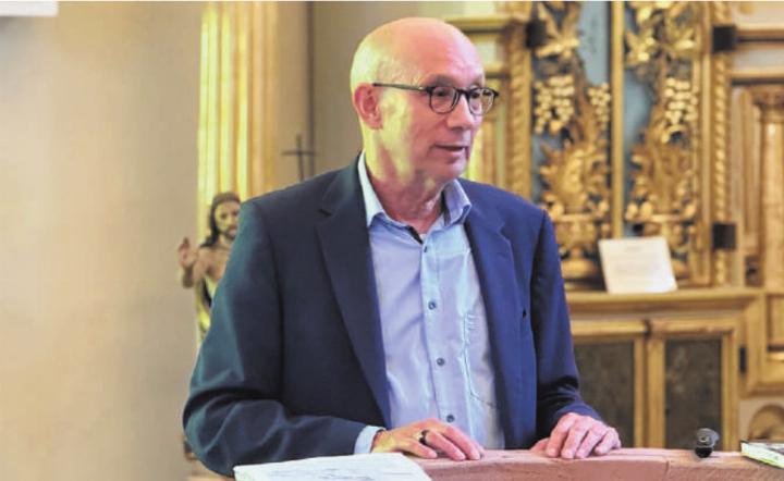 Gregor Saladin stellte die beiden Hauptpersonen seines Tatsachenromans vor: Louis Nebel und Kaj Munk. Foto: Nathalie Reichel