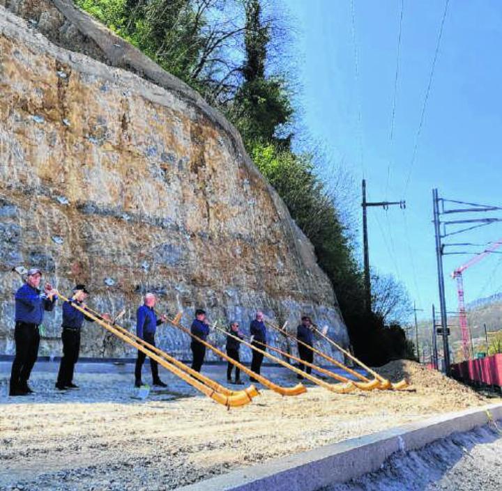 99er Alphorngruppe vor der neu gestalteten Felswand der SBB Grossbaustelle Doppelspurausbau Grellingen-Duggingen.