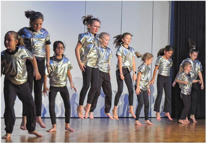 Über 300 Gäste besuchten den Turnerabend des TV Ettingen unter dem Motto «TV Ettingen im Wunderland». Mehr als 90 Kinder standen auf der Bühne, moderiert wurde mit viel Humor.
Fotos: Gregor Szyndler Über 300 Gäste besuchten den Turnerabend des TV Ettingen unter dem Motto «TV Ettingen im Wunderland». Mehr als 90 Kinder standen auf der Bühne, moderiert wurde mit viel Humor.
Fotos: Gregor Szyndler