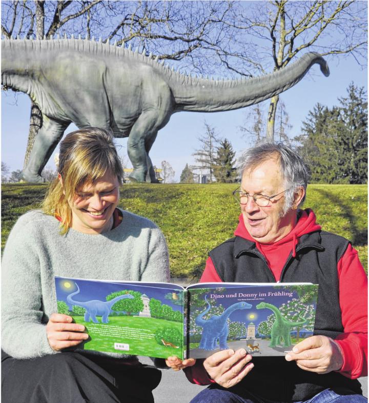 «Dino und Donny im Frühling» geschrieben von Mena Kost, illustriert von Ueli Pfister. Foto: Nora Pfister